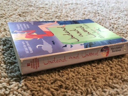 Undead Unwed Queen Betsy Book 1 Mary Janice Davidson Vampire Undead Chick Lit  - Bild 3 von 4