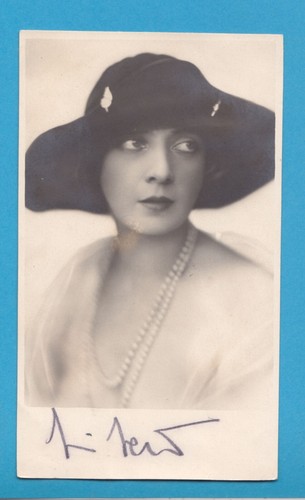 LORI LEUX original Autogramm alte signierte Postkarte