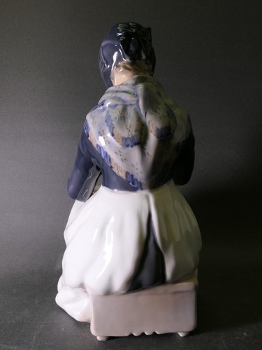 Alte Royal Copenhagen Figur Lotte Benter "Amager-Mädchen näht" Nr. 1317 H. 25 cm - Bild 5 von 12
