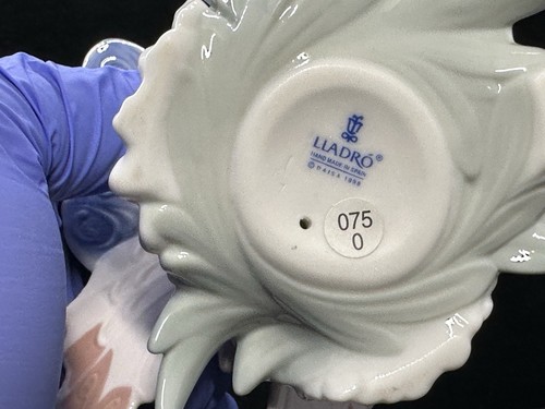 Lladro Porcelain Figurine Butterfly Graceful Landing Spain 3.125 Inches - Picture 7 of 9