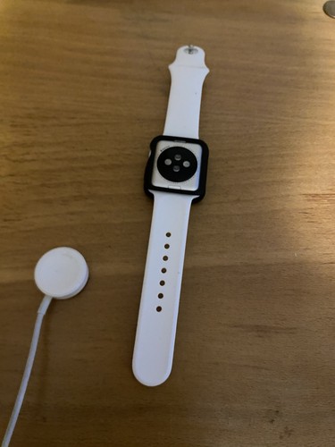 Apple Watch Series 3 38mm Boîtier en Aluminium avec Bracelet Sport Blanc (GPS) - Photo 2 sur 8