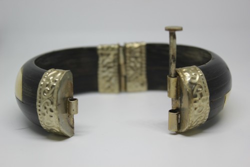 Vintage Lovely Dark Polished Wood white inlay hinged pin bracelet - Picture 6 of 12