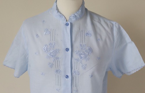 Kurzärmelige bestickte Vintage Baumwollbluse - blau - passend für M/UK 12 - Bild 2 von 8
