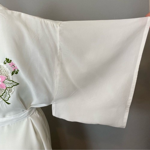 Bata Kimono Vintage Bordada Flores Blancas Satyuga Honolulu Hawaii Blanco Rosa - Imagen 8 de 16