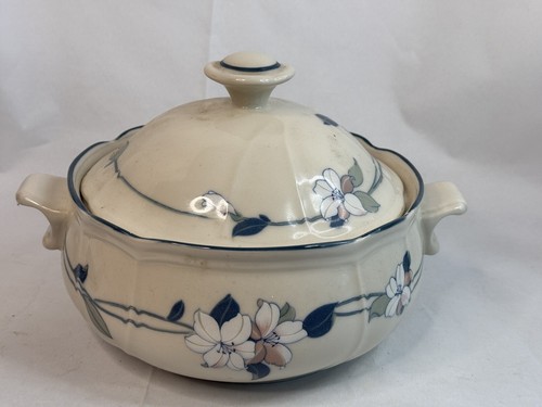 Epoch - "Pre-owned Apple Blossom" - 2 Quart Round Covered Casserole - Picture 1 of 5