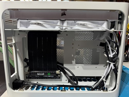 IQUNIX ZX-1 Aluminum Mini-ITX Case with Corsair 240mm AIO included Pure White - Photo 2/9