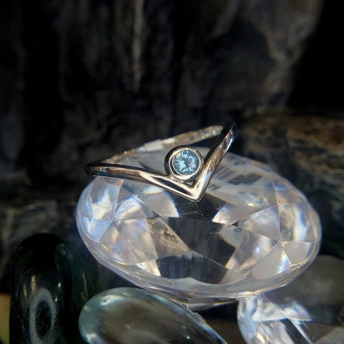 14k akzentuierter Chevron Ring 0,10ct Aquamarin Größe 5,75 - Bild 1 von 9