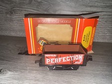 Hornby OO Gauge R016 'Crossfields Perfection' 7-Plank Red Wagon Models Boxed