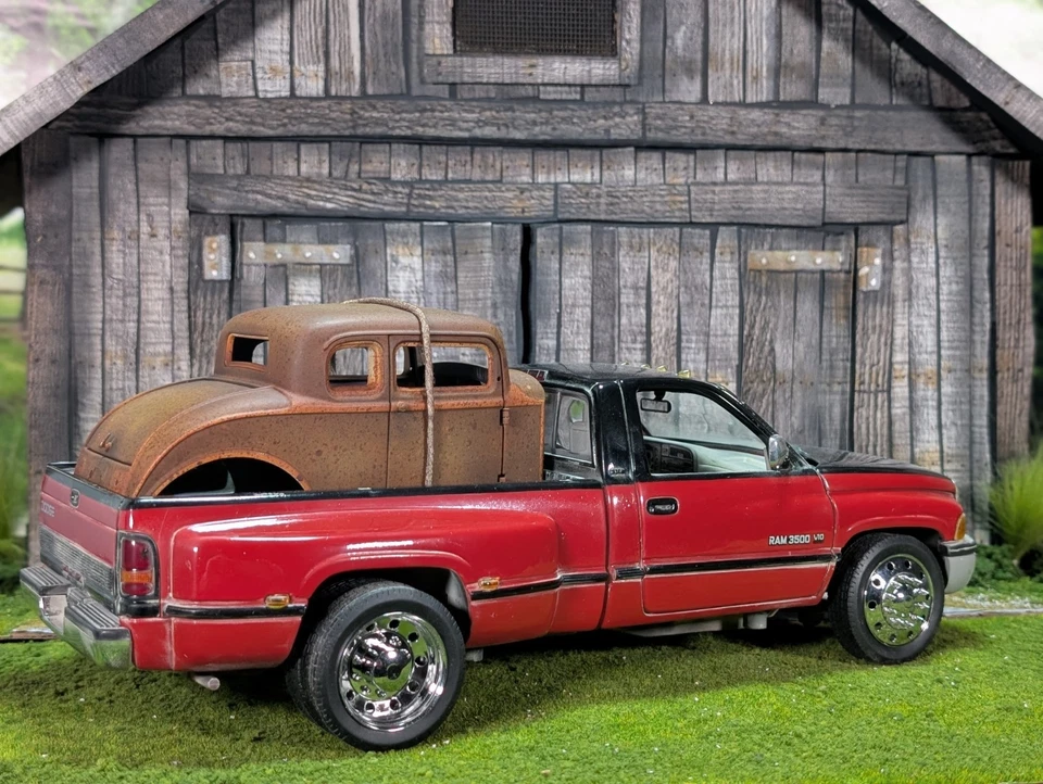 Camión fundido a presión 1/18 1995 Dodge Ram 3500 doble rebajado Bob's Beaters desgastado Foto 2 de 4