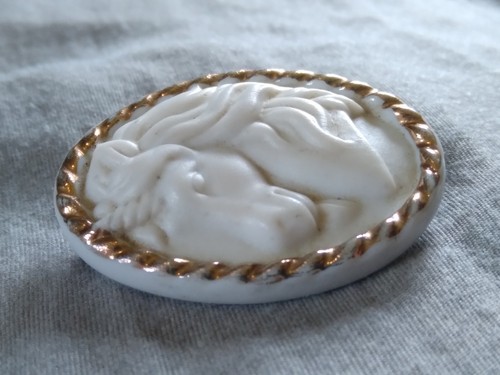 Vintage Unicorn Ceramic Brooch. - Picture 7 of 13
