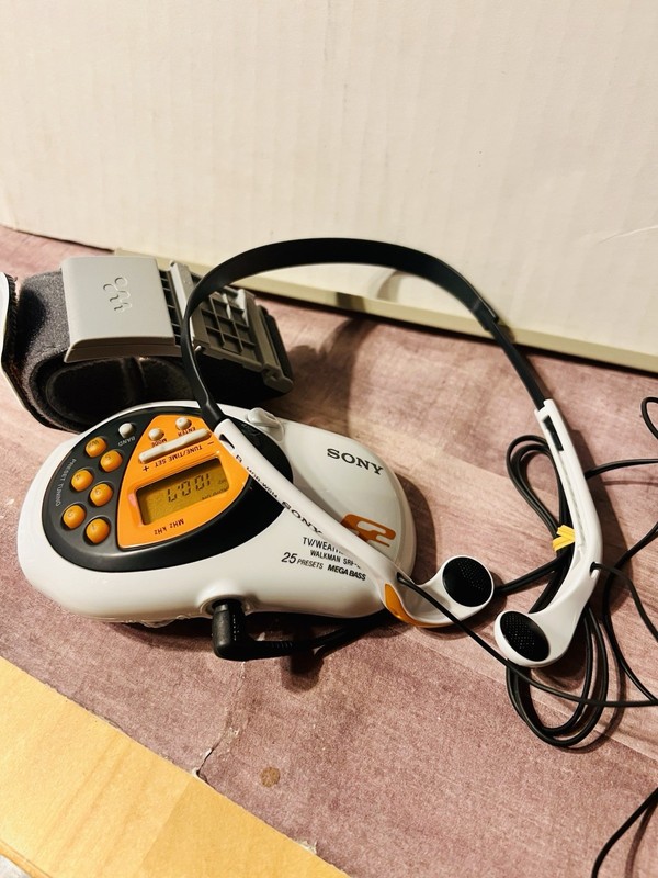 Sony SRF-M80V Walkman Radio with MDR-W014 Headphones Tested