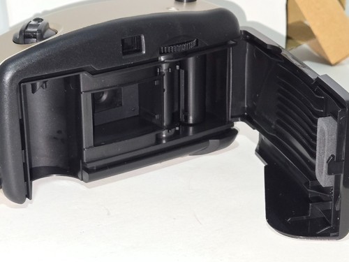 HC 2000 Focus Free 35mm Point & Shoot Film Camera New - Picture 2 of 2