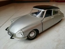 CITROEN DS 19 (1963) TWO-TONE, 1/18 SCALE METAL-DIE CAST (SOLID) NO TIN TIN