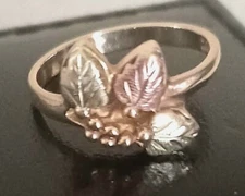 🍇 BEAUTIFUL 10-12 Karat Tri-Color Black Hills GOLD Ring Size 6!💍🍇