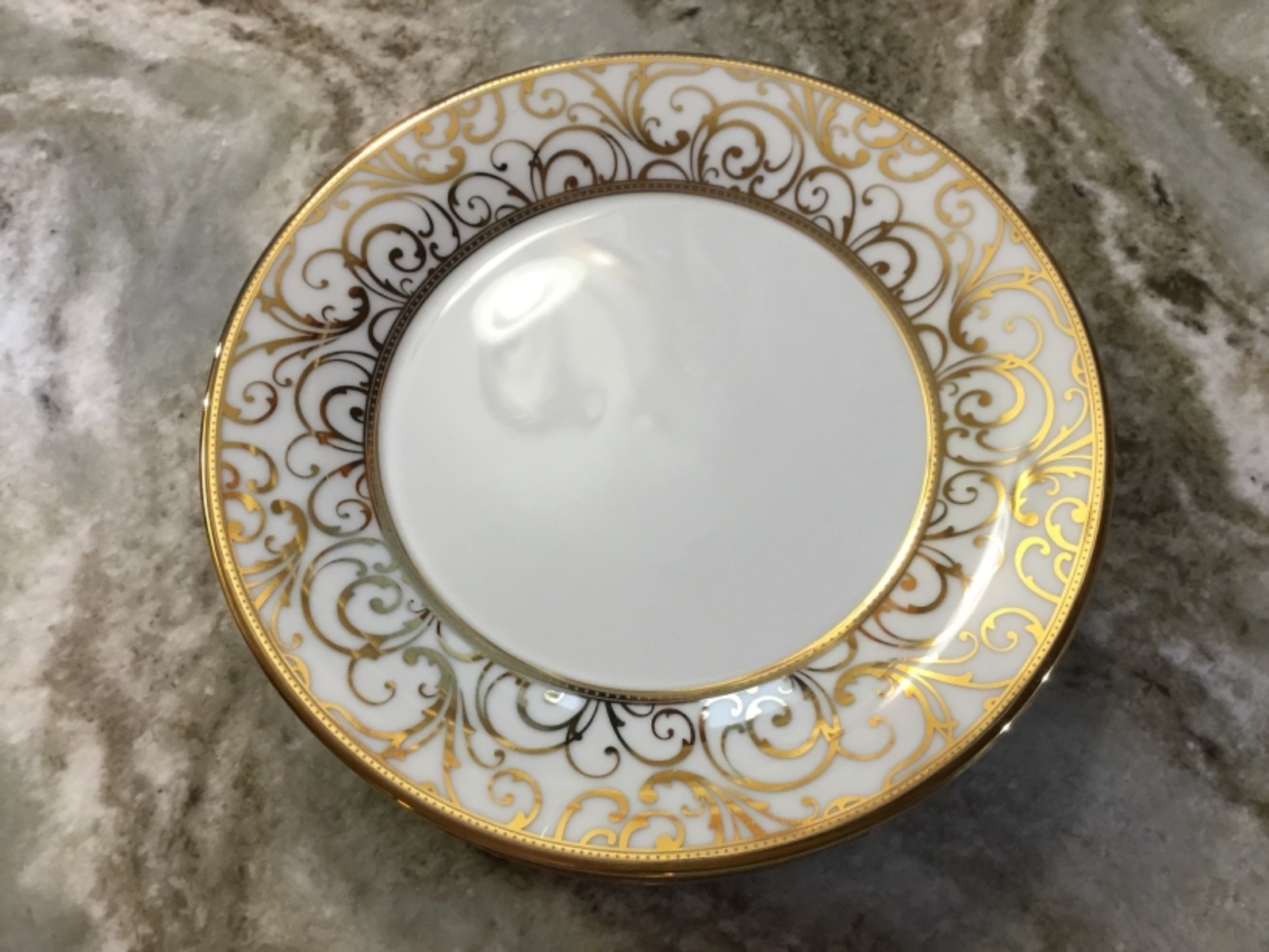 Luxe Ciroa Gold Swirl Salad Plates. Set Of 4. Weiß With Metallic Accents. New. Luxe Ciroa Gold Swirl Salad Plates. Set Of 4. Weiß With Metallic Accents. New.