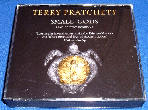 SMALL GODS - TERRY PRATCHETT..3 x CD AUDIO BOOK EX READ BY TONY ROBINSON - Afbeelding 1 van 2