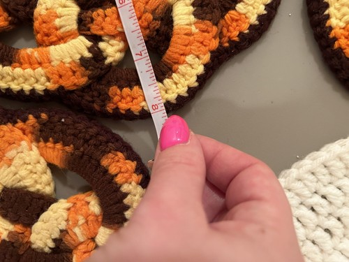 4 Vintage gehäkelte keltische Knoten Untersetzer rund braun gelb orange verschiedene Größen - Bild 2 von 4