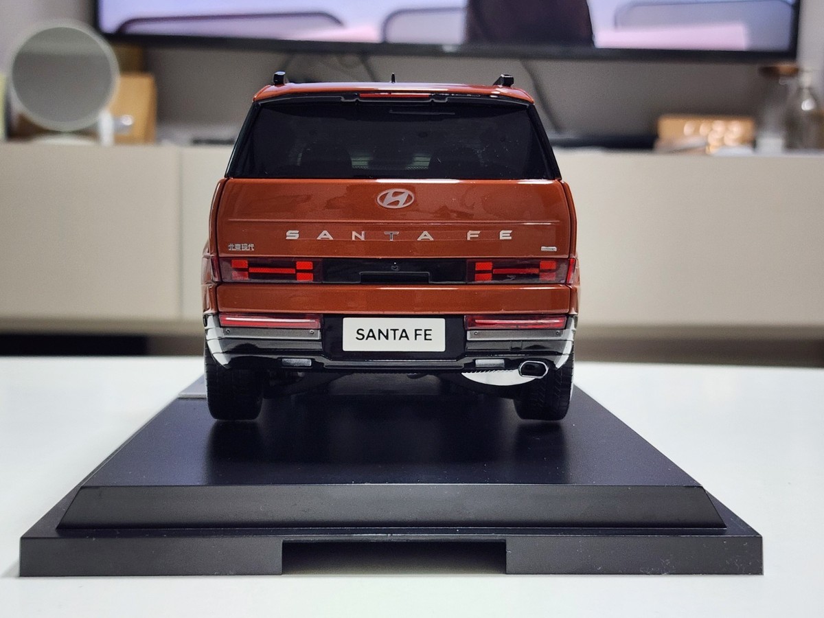 【値下げ】HYUNDAI ミニカー 1:18 Hyundai Santafe SUV Orange Dealer Edition (+1:38