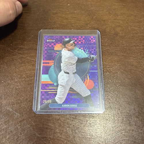 2025 Topps Finest Aaron Judge refractor de tablero de ajedrez púrpura poco común 20/99. - Imagen 6 de 16