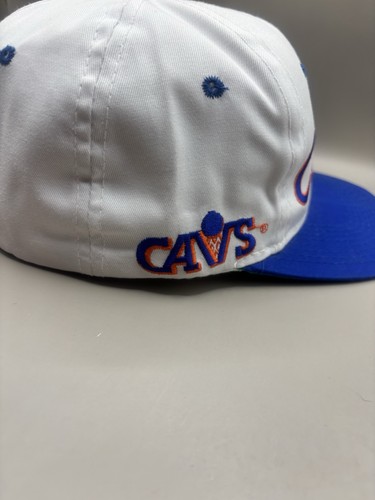 Vintage Cleveland Cavaliers Mütze Kappe Druckknopflasche Sport Spezialitäten Schriftzug weiß blau - Bild 3 von 10