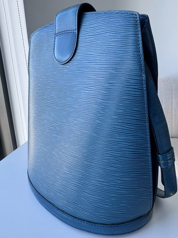 Auténtico bolso de hombro LOUIS VUITTON Epi Cluny azul LV Foto 3 de 4