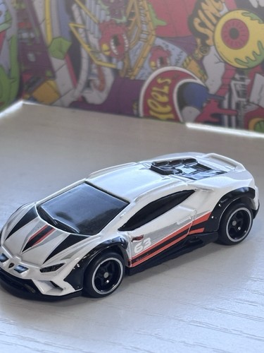 Hot Wheels Lamborghini Huracan Sterrato WHEEL SWAP 2️⃣ - Picture 5 of 10
