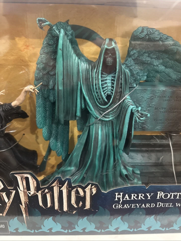 NECA Harry Potter Vs. Lord Voldemort Cementerio Duelo Acertijo Familia Tumba Diorama Foto 3 de 4