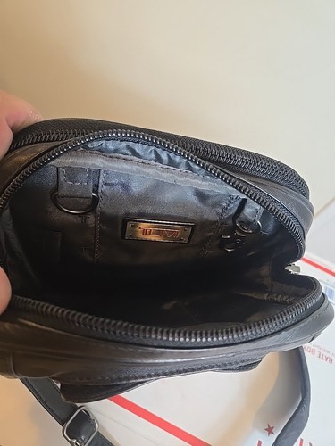 Tumi Sac Bandoulière Adulte Petit Cuir Noir 92102D4 Zip avec Sangle Amovible - Photo 19/24