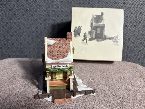 Department 56 Dickens Village Series Childe Pond 1988 5903-0 OHNE SKATER