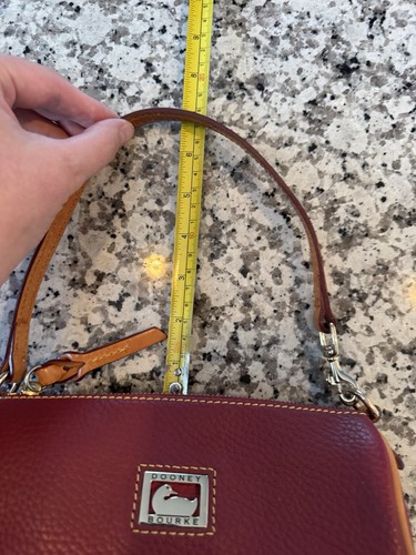 Dooney And Bourke Mini Barrel Borsello Polso Pelle Rosso Ciottolato Bordo Marrone *LEGGI* - Foto 13 di 13