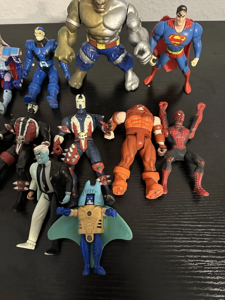 Lote de 11 bonecos de ação Marvel dos anos 1990 Superman, Spiderman, Two Faced e mais - Imagem 3 de 4