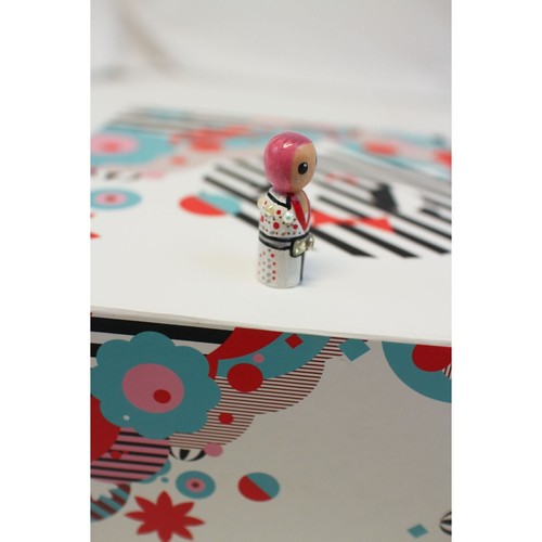 Muñeca con clavija de madera Jobu Tupaki pintada a mano - Imagen 5 de 5