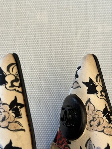 "TACONES CHANEL TELA AUTÉNTICA LOGOTIPO CC MEDALLÓN FLOR MULAS 2,5"" TALLA 38 ($1495)" - Imagen 15 de 24