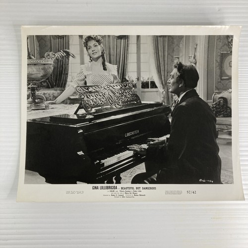 Set of 2 BEAUTIFUL BUT DANGEROUS Original Movie Still 8x10 Gina Lollobrigida - Picture 2 of 3