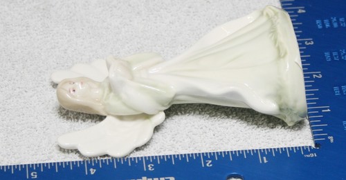 Statuina vintage 4,5" porcellana bianca con ali di angelo che canta - Foto 2 di 5