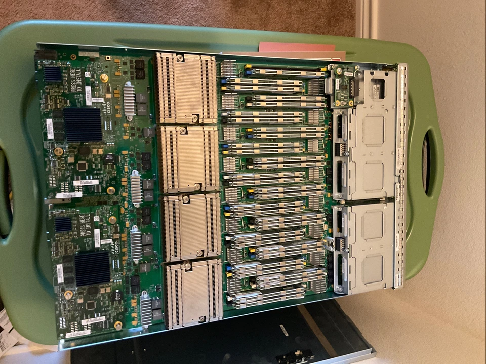 Servidor blade Cisco UCS-B440-M2 B440 M2 4x CPU Xeon y 512 GB de RAM Foto 2 de 4