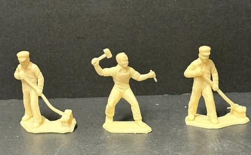 Marx  Service Gas Station Attendant Playset Figures 3 Vintage