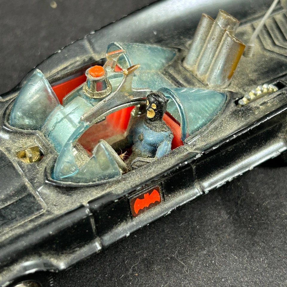 CORGI TOYS BATMOBILE W/ MINI BATMAN FIGURE CAR TOY MADE IN GREAT BRITAIN RARE - Image 2 of 4