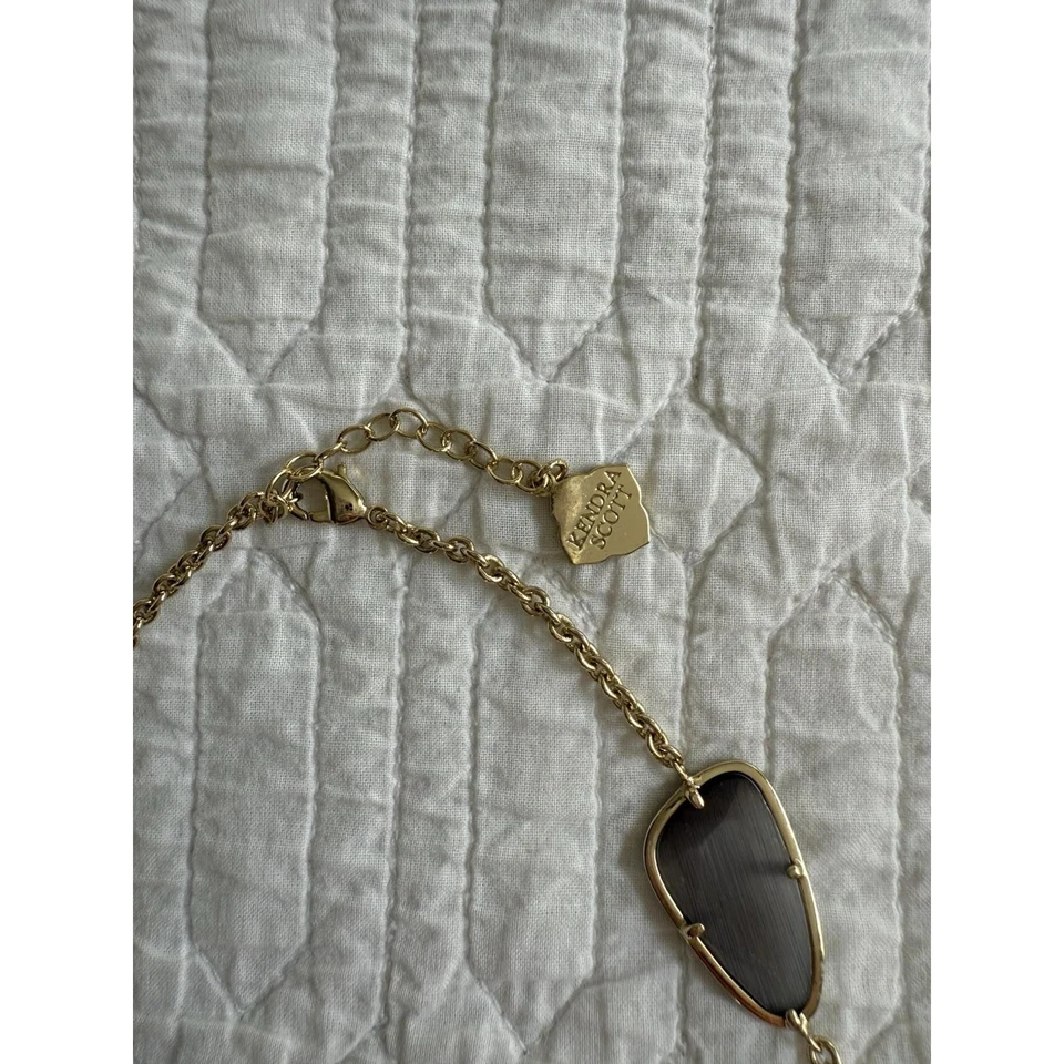 Colar Kendra Scott Kinley cinza ardósia logotipo estação olho de gato longo 18 polegadas - Imagem 3 de 4