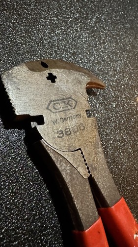 C.K Classic T3866 Fencing Plier, Red, 265 mm - Picture 3 of 3