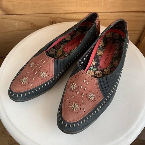 Hush Puppies Womens Size 8M Leather Mocs Loafers Black Red Floral Stitching EUC - Picture 2 of 7