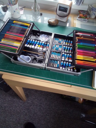 Metal carrying case of Artist paints and pencils. See description for all pieces - Picture 14 of 14