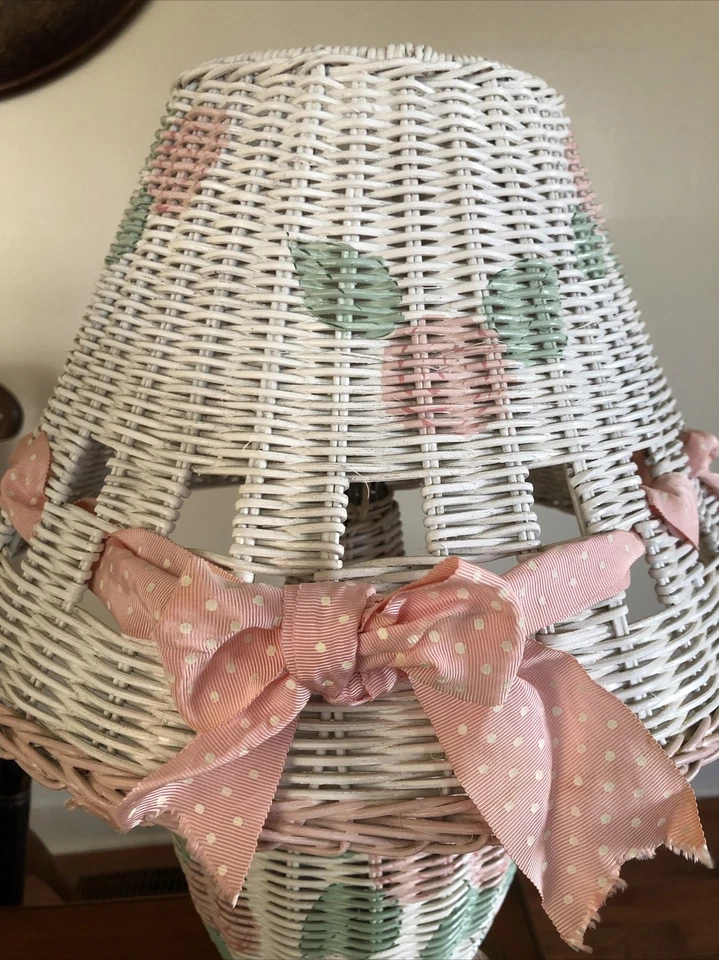 ¡Encantadora lámpara de mesa de mimbre de ratán pintada a mano con flores y lazos! Foto 4 de 4