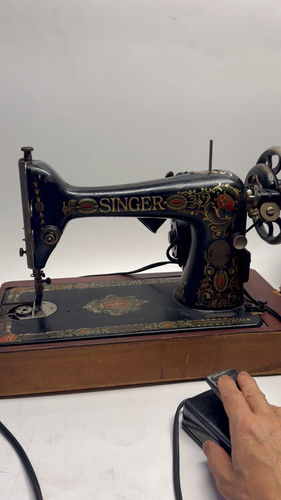 VINTAGE Singer 66, “Red Eye” G Series 1918 Friction Motor Bent Wood Case - Video 1 of 1