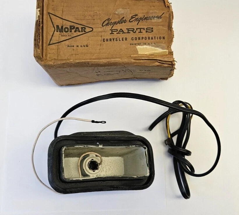 Conjunto de lámpara de estacionamiento izquierda Plymouth Plaza Belvedere Savoy 1956 1689818 nuevo en stock Foto 3 de 4