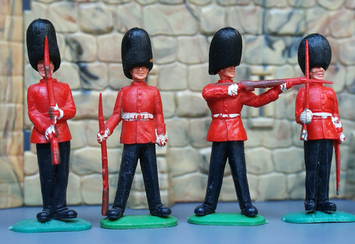 TIMPO SWOPPET 1st SERIES BRITISH GUARDS FULL SET of 5 HAND-PAINTED WEAPONS ETC - Picture 4 of 5