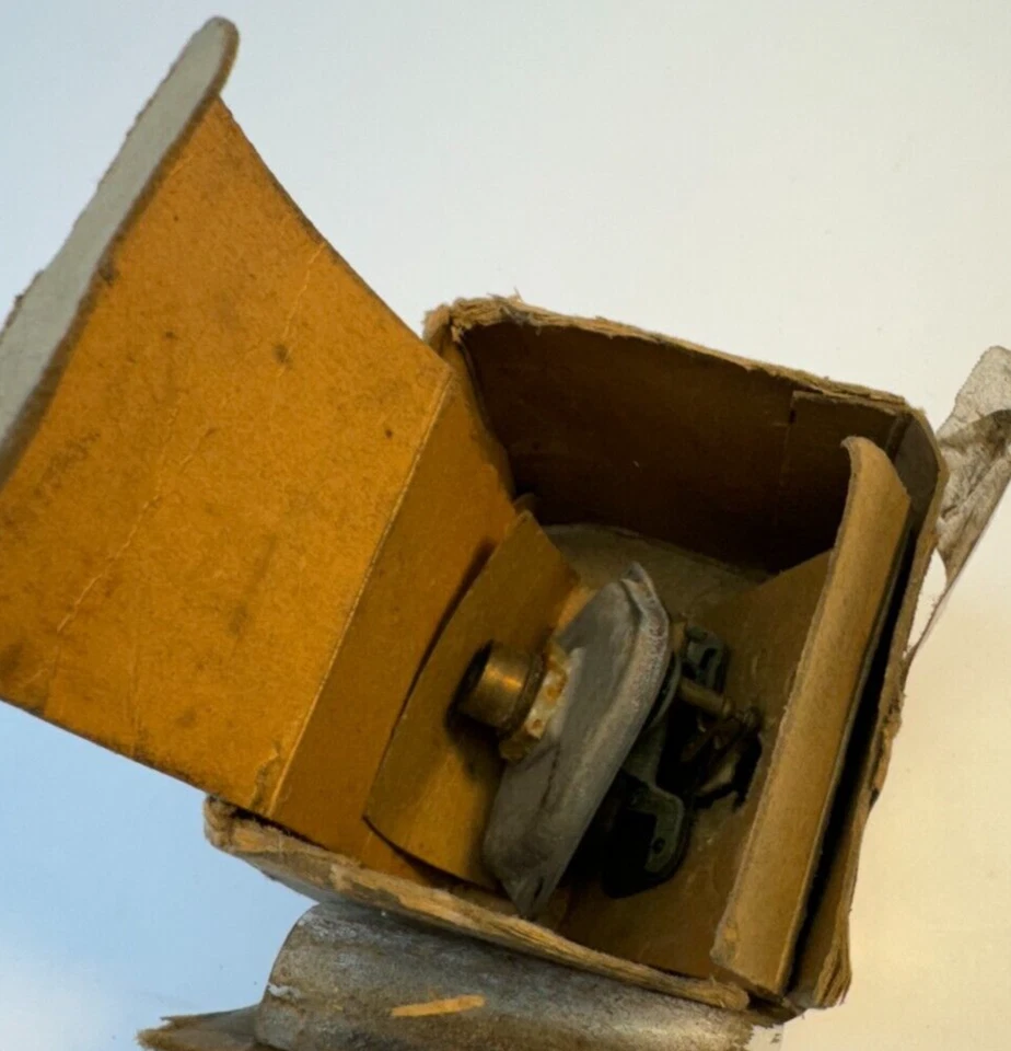 Medidor de aceite modelo PJ Plymouth Deluxe 1935 641132. Foto 2 de 3