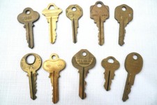 10 Assorted Brass KEYS Gold Tone Crafts Mixed Media Artwork LOT 4