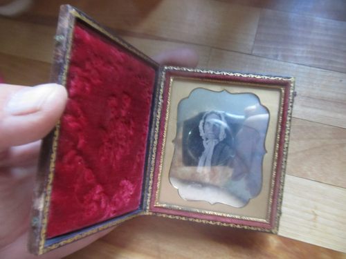 Sehr klare, frühe 1/6 Platte gefasst Daguerreotypie, um 1845, Testament, große Haube - Bild 1 von 6