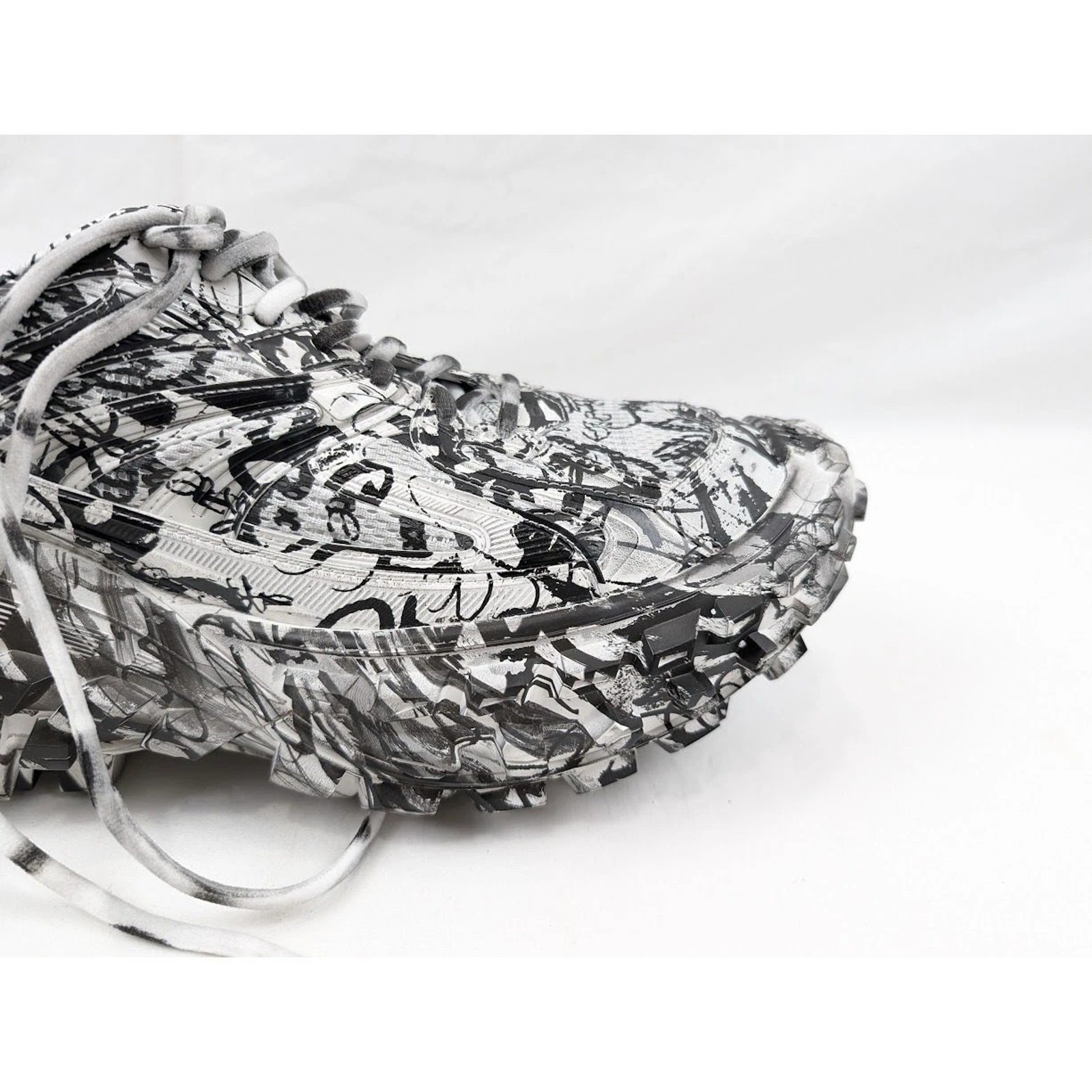 Balenciaga Q:2 / Bouncer Extreme Graffiti Print in White/Black BNWB 44 image 2